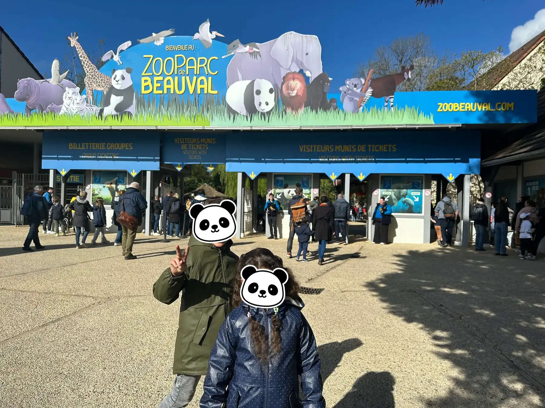 Visiteurs à l'entrée du Zoo de Beauval